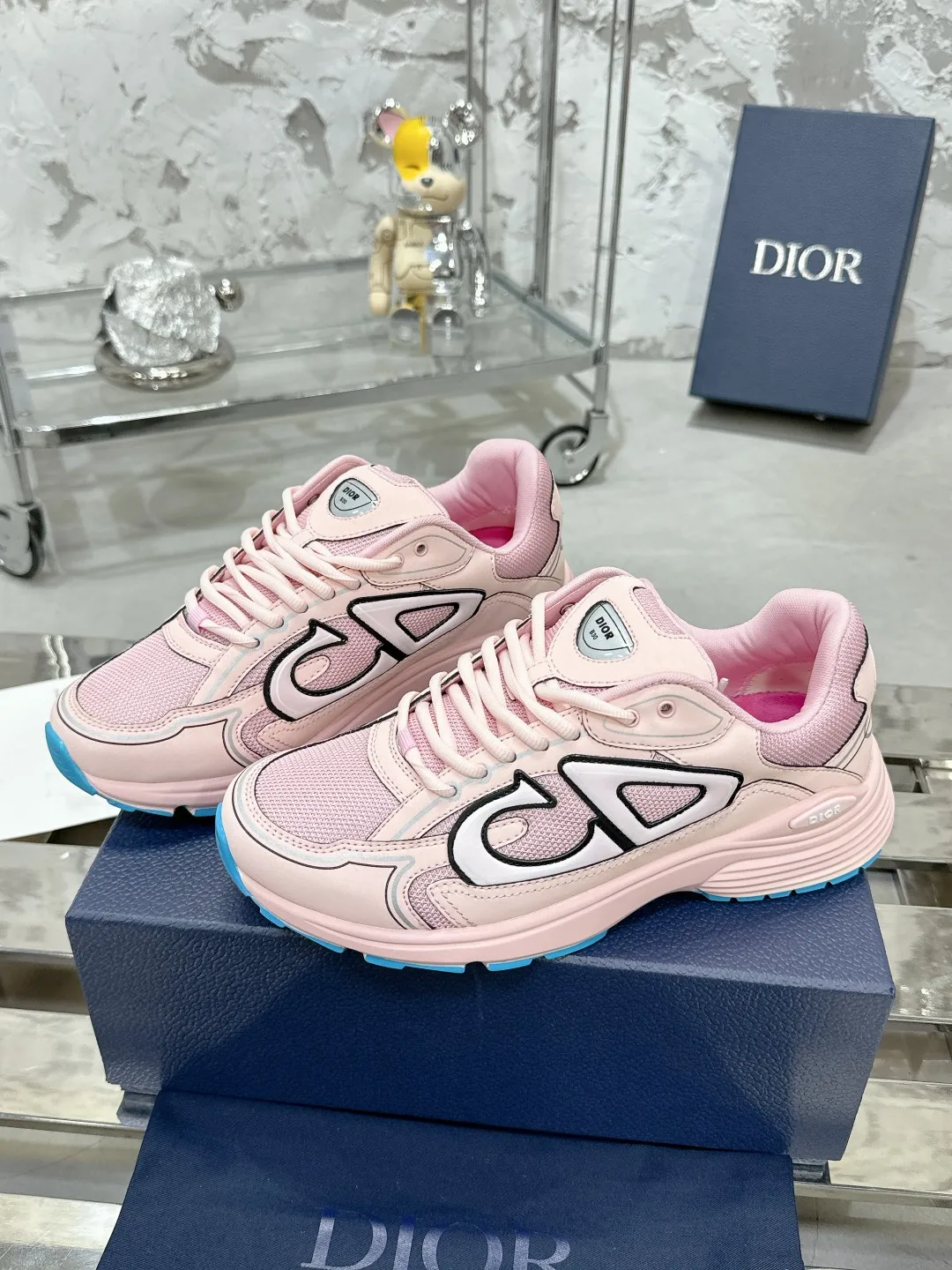 Men's men's shoes 💰600❤️❤️❤️High version Dior Dior's latest color matching B30 series reflective dad sneakers original 17380💰 purchased for development and production Brand new B30 sneakers Dad Shoes style shoes that follow the trend of the retro market The Dior logo on the tongue also indicates that this pair of shoes is the B30 model! B30 uses fine-textured leather and mesh cloth materials to form a shoe body. There are conspicuous letters CD on both sides of the shoe body to indicate identity. Many lines on the shoe body outline details to make the shoes look less monotonous and full of retro flavor. The delivery counter is exquisitely packaged🛍📦 ▪️Fabric: Original customized technical fabric + mesh ▪️Inner lining: Customized breathable lining ▪️Outsole: Original molded IP foam + TPU outsole ▪️Sole thickness: 3.5CM ▪️Size: Women’s size 35-40 / Men’s size 39-46